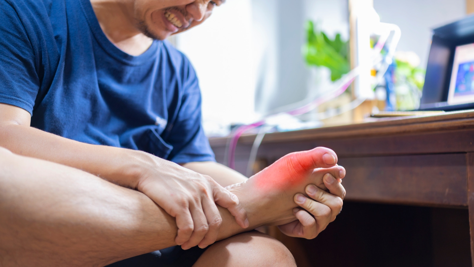 What does gout do to the feet?